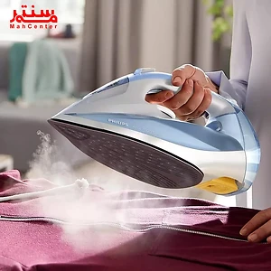 یک اتو بخار فیلیپس Azur 2000 روی یک پارچه قرمز نشان داده شده است که در پس زمینه آن یک میز اتو و یک دست قرار دارد.